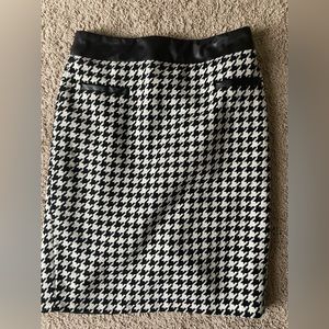 High-waisted houndstooth skirt